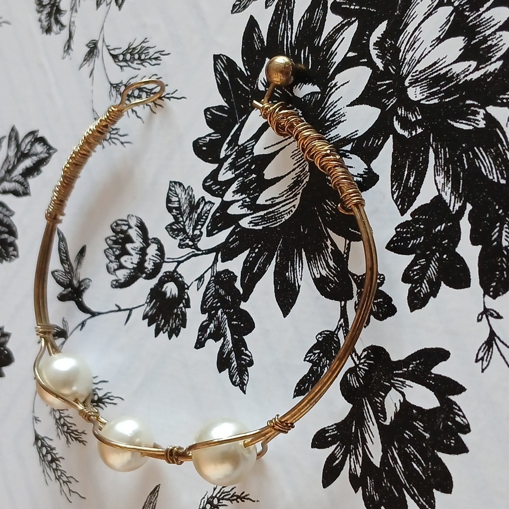 Vintage Goldtone Wire Faux Pearl Elegant Feminine Girly Coquette Bracelet - Picture 7 of 10